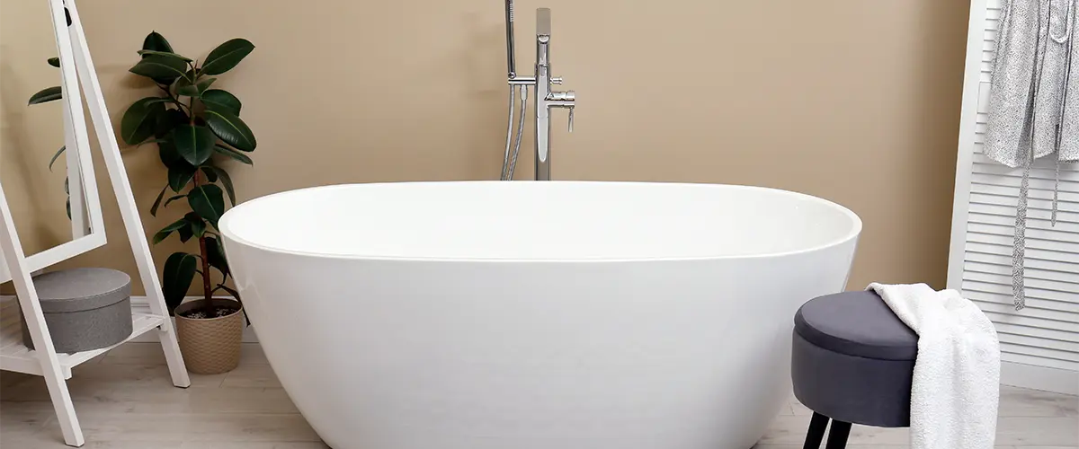 Freestanding tub with a small black chair