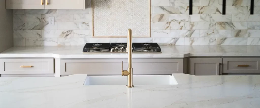Modern kitchen remodel featuring marble backsplash, open shelving, and quartz countertops by remodeling contractor